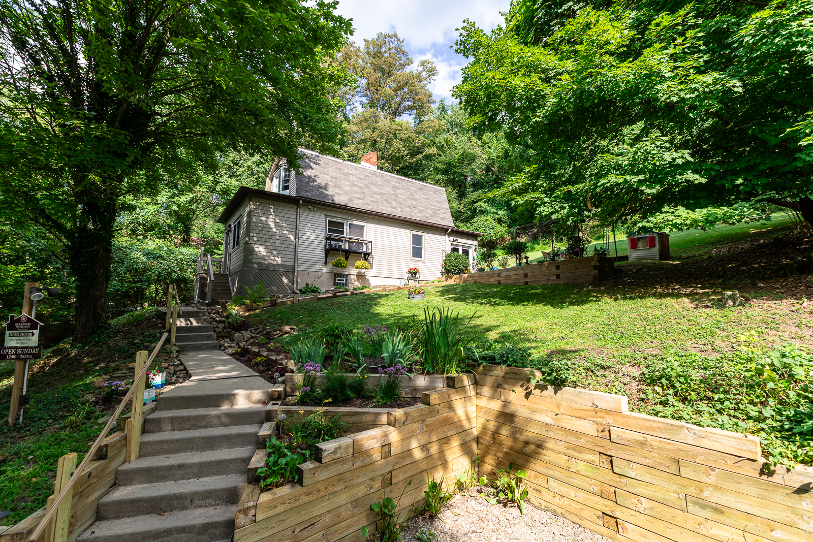 Pittsburgh Real Estate Photographer Heather Schor - sample of exterior or a single family home